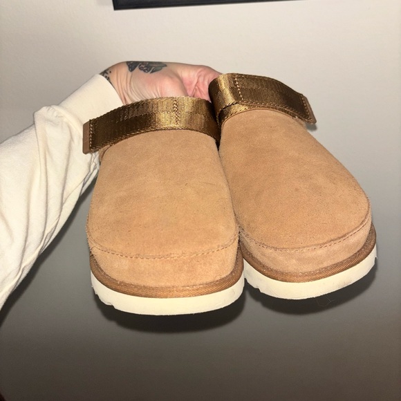 UGG Women’s Goldenstar Clog - Picture 3 of 4